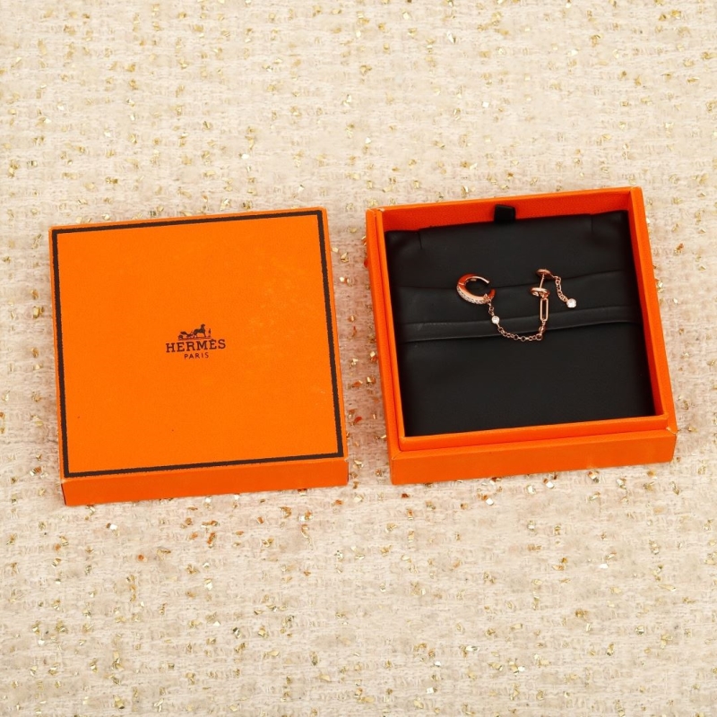 H**me5 earrings
